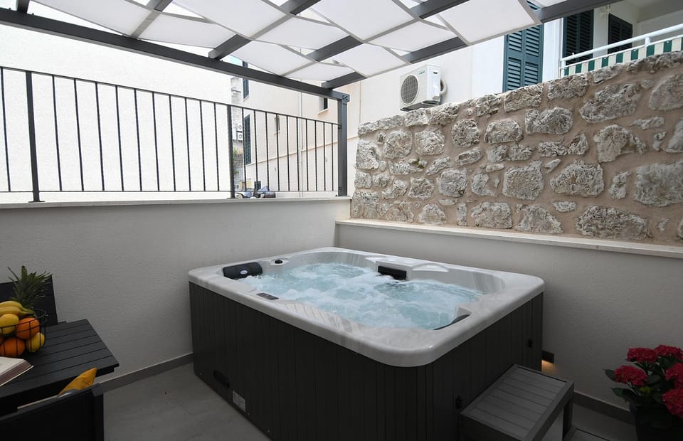 Hot Tub, Balcony/Terrace