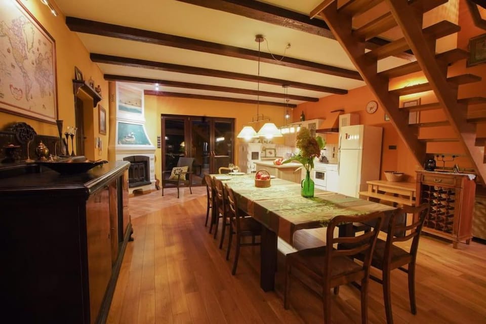 Kitchen or kitchenette, Living room, Seating area, Dining area