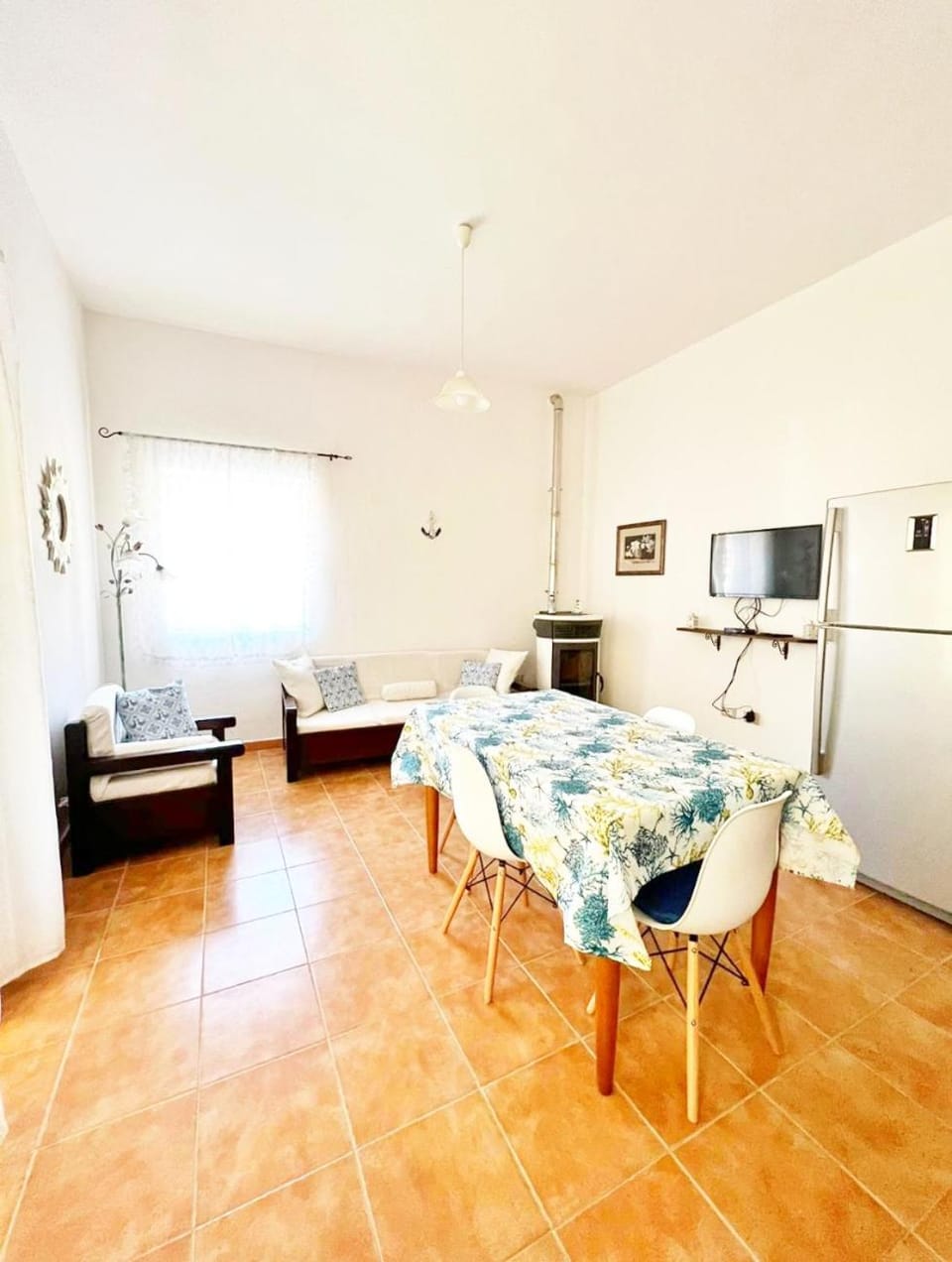 TV and multimedia, Living room, Seating area, Dining area