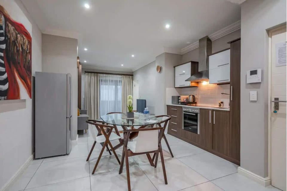 Kitchen or kitchenette, Dining area, minibar, pet friendly, stove, toaster