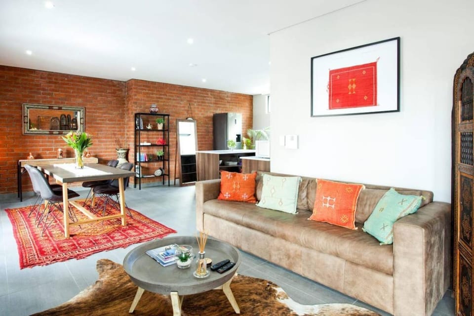 Kitchen or kitchenette, Living room, Seating area, Dining area