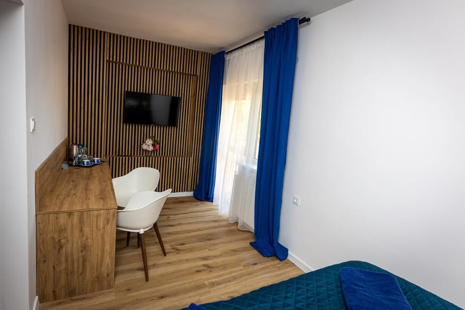 Shower, Toilet, Bed, Bathroom, Balcony/Terrace, Kitchen or kitchenette, Photo of the whole room, Garden view, Breakfast, Continental breakfast, microwave, toaster, towels, wardrobe