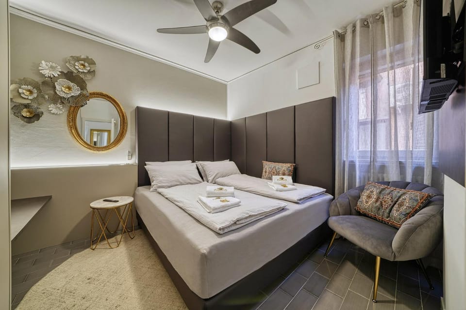 TV and multimedia, Seating area, Bedroom, fireplace, wardrobe