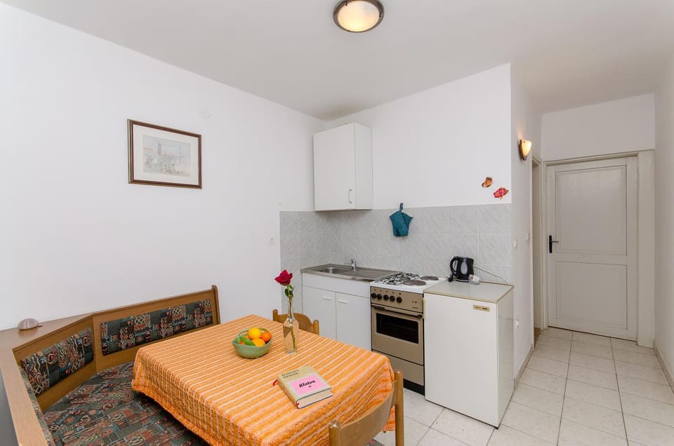 Dining area, pet friendly, kitchen
