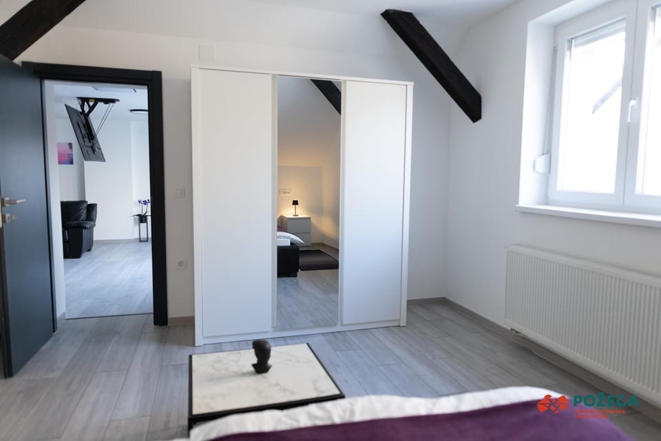 Photo of the whole room, Bedroom, wardrobe