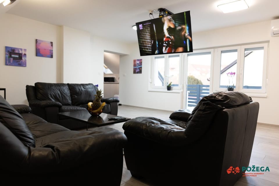 Communal lounge/ TV room, TV and multimedia, Living room, Seating area, Evening entertainment