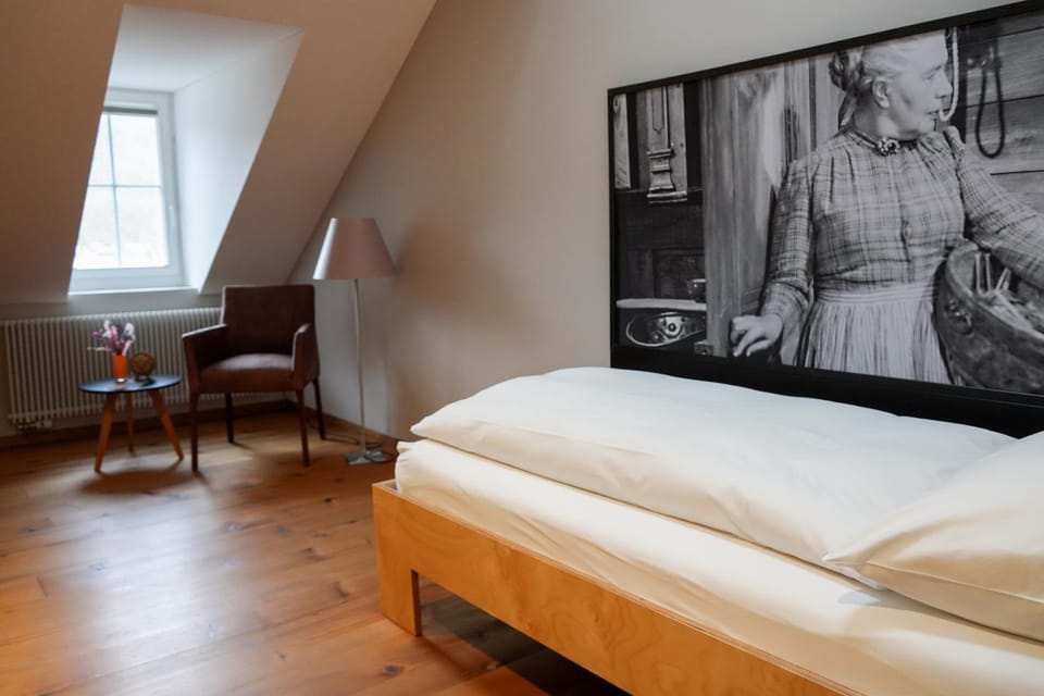 Photo of the whole room, Bedroom