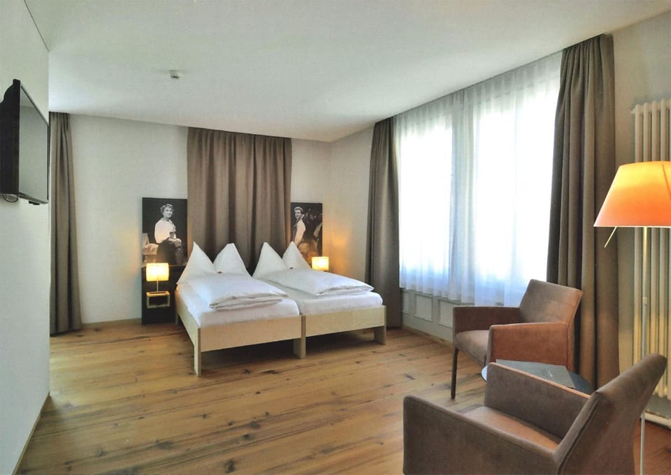 Bed, Photo of the whole room, Seating area, Bedroom