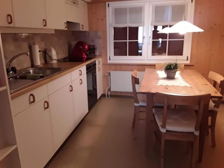 Kitchen or kitchenette, Dining area