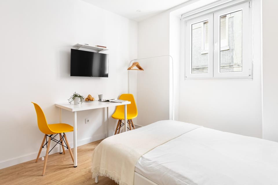 Bed, TV and multimedia, Dining area, Bedroom, hair dresser