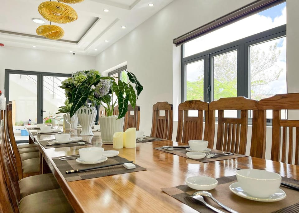 Restaurant/places to eat, Living room, Banquet/Function facilities, Seating area, Dining area