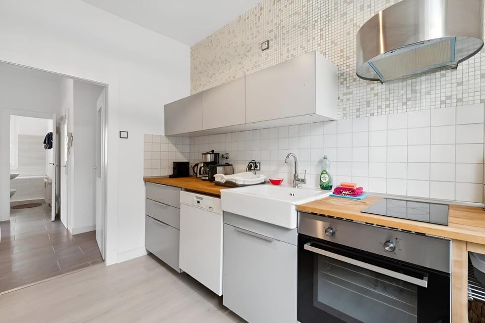 Kitchen or kitchenette, dishwasher, minibar, oven, stove