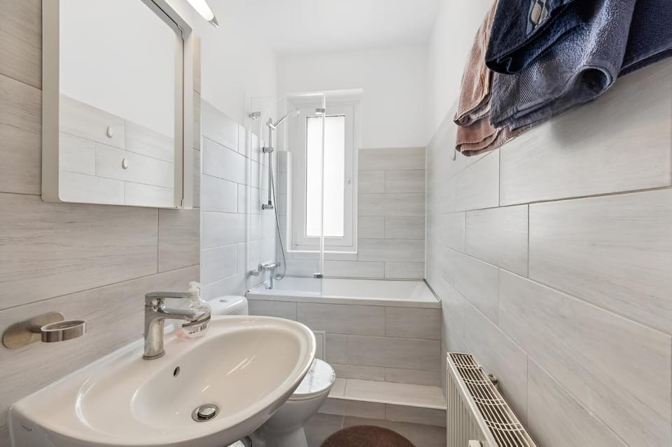 Shower, Toilet, Bathroom, Bath, towels