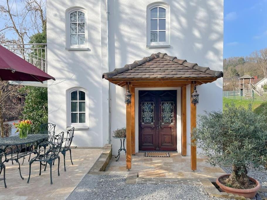 Property building, Facade/entrance, Garden, Dining area