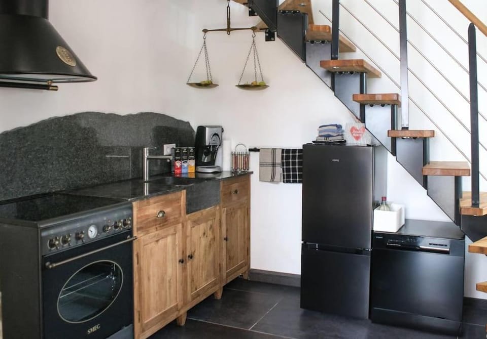 Coffee/tea facilities, Kitchen or kitchenette, dishwasher, stove, toaster