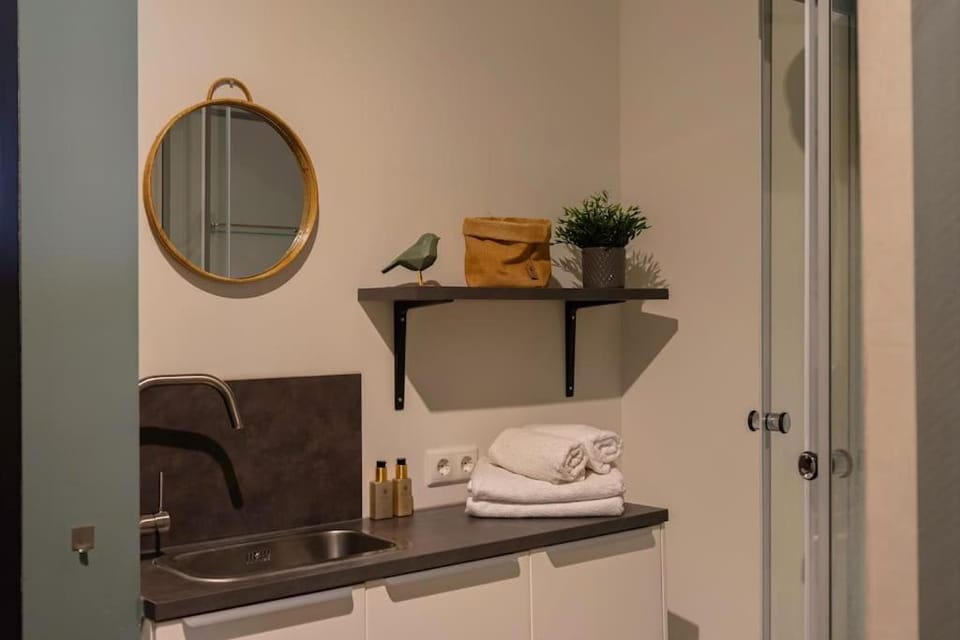 Bathroom, towels