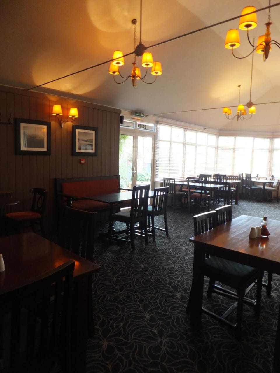 Restaurant/places to eat, Business facilities, Banquet/Function facilities