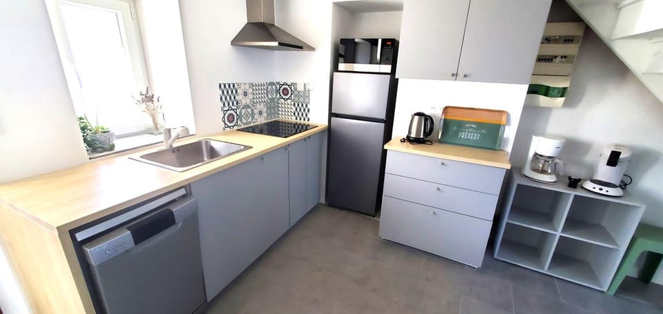 Coffee/tea facilities, dishwasher, oven, stove, toaster, kitchen