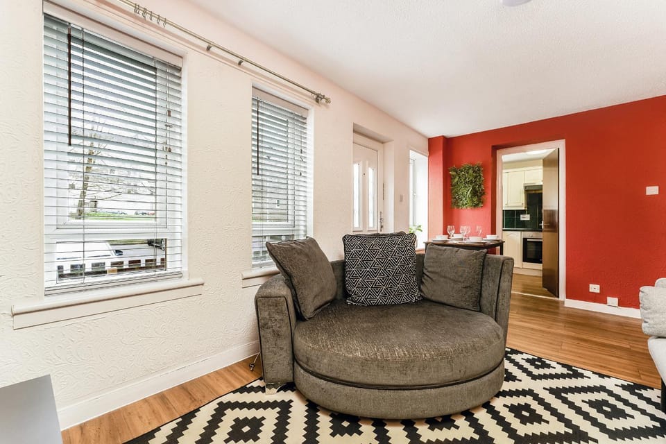 Spacious 2-Bedroom Main Door Apartment With Private Parking Apartment in Glasgow