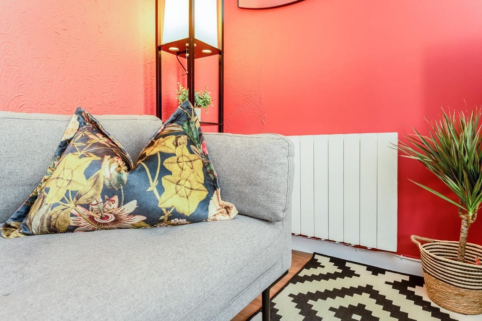 Spacious 2-Bedroom Main Door Apartment With Private Parking Apartment in Glasgow