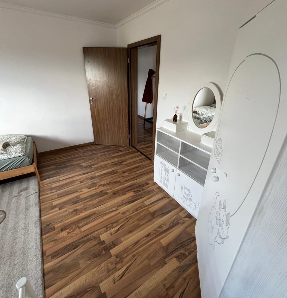 Photo of the whole room, Bedroom, wardrobe
