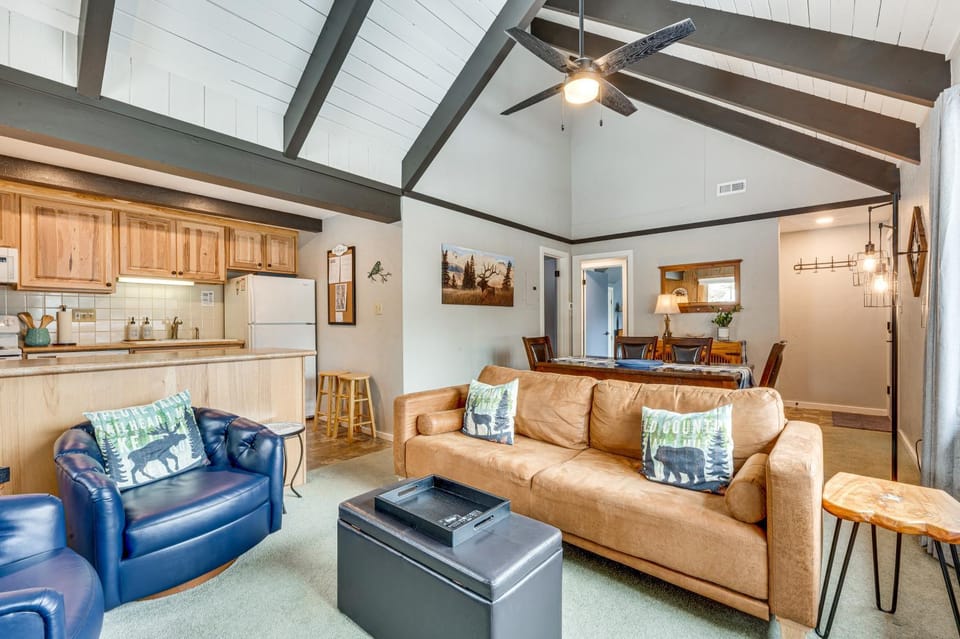 Cozy Estes Park Condo w/ Balcony + Fireplace! House in Estes Park