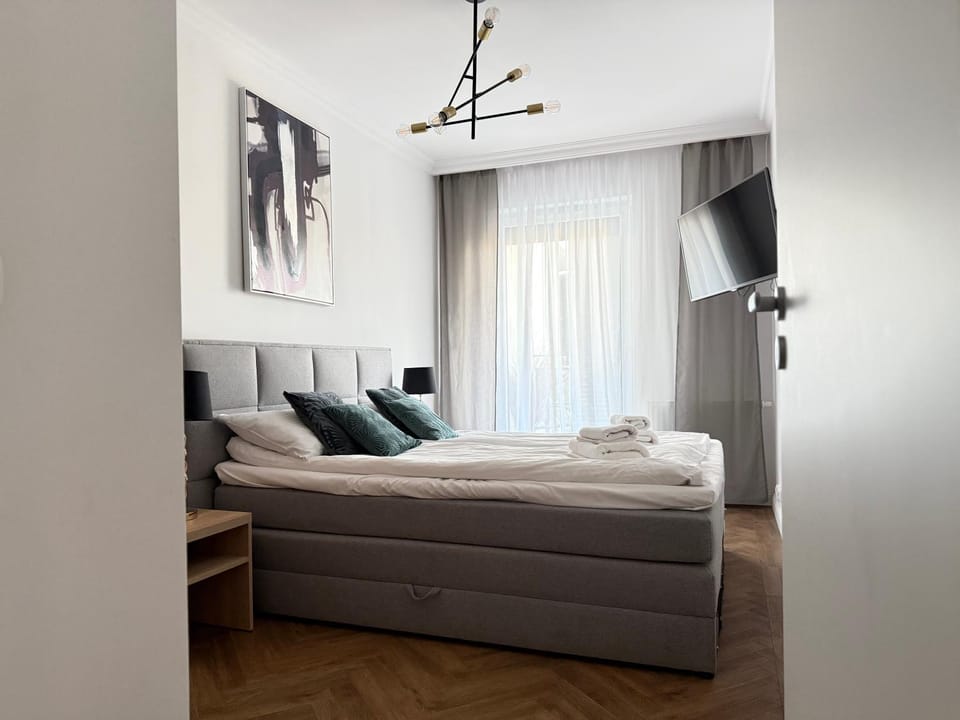 Bed, Living room, Photo of the whole room, Seating area, Bedroom, towels