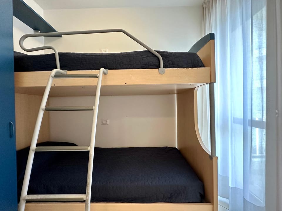 Bedroom, bunk bed