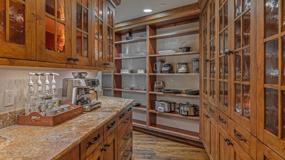 Coffee/tea facilities, storage, kitchen