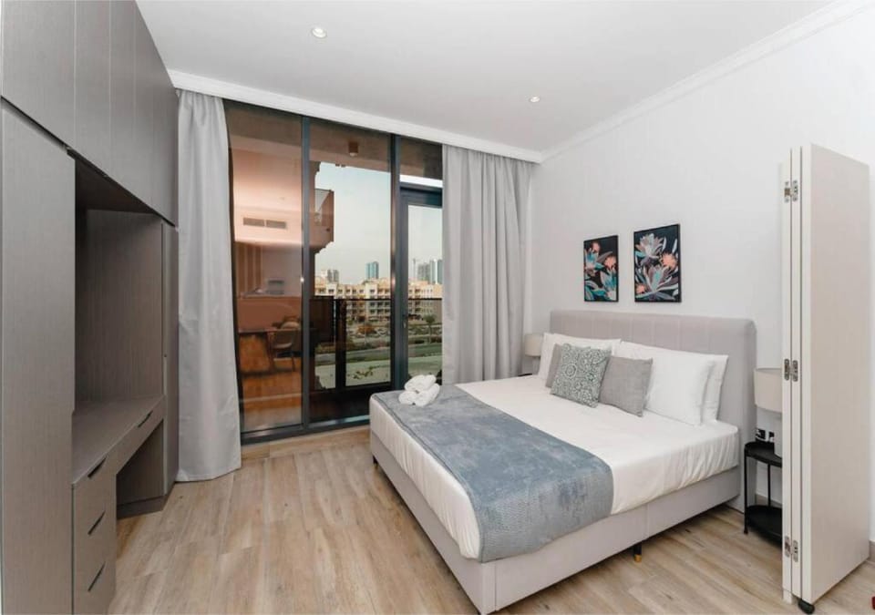 Bed, TV and multimedia, Balcony/Terrace, Photo of the whole room, Bedroom, wardrobe