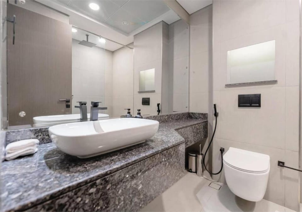 Shower, Toilet, Bathroom, Bath, towels