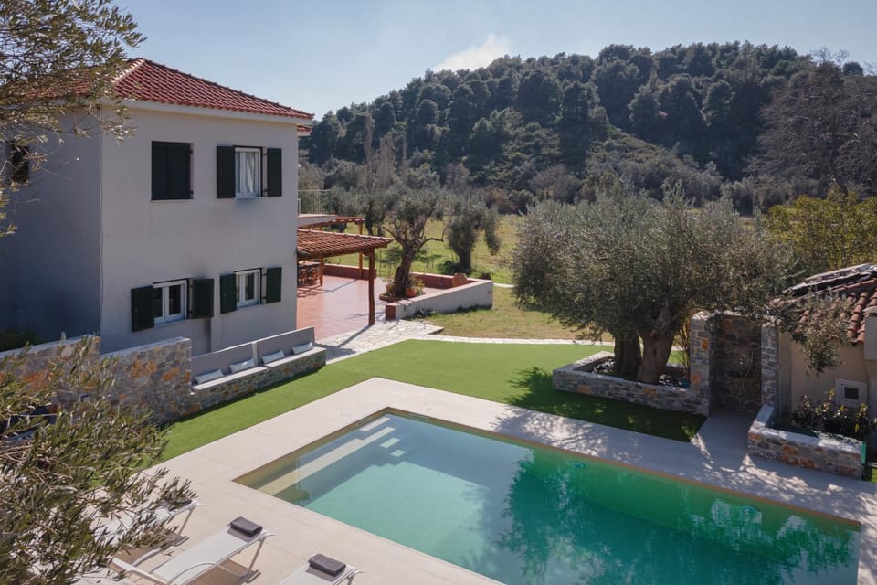 Property building, Natural landscape, Mountain view, Pool view, sunbed