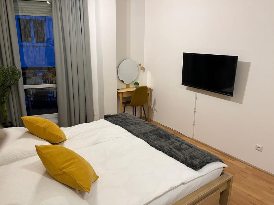 Bed, TV and multimedia, Bedroom