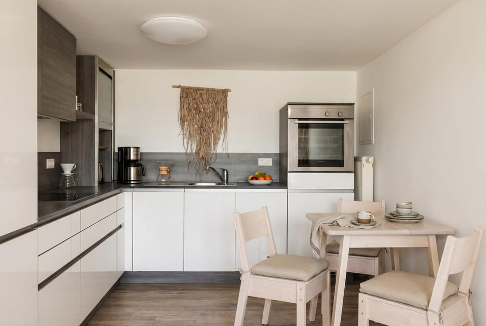 Coffee/tea facilities, Kitchen or kitchenette, Dining area, dishwasher, oven, pet friendly, stove, toaster