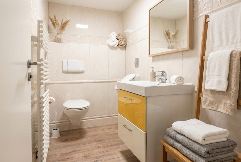 Toilet, Bathroom, towels