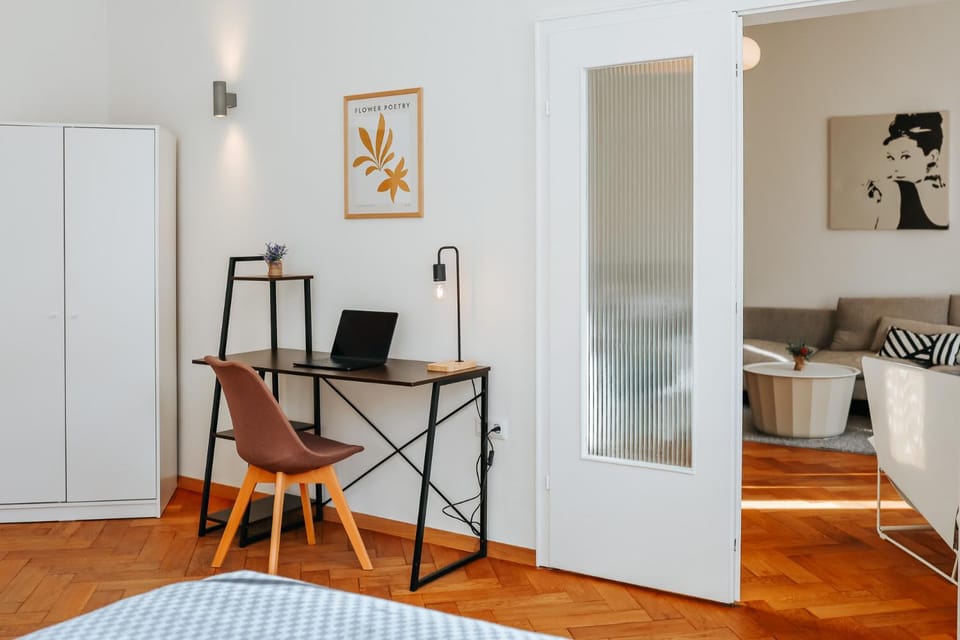 Living room, Photo of the whole room, Seating area, Bedroom