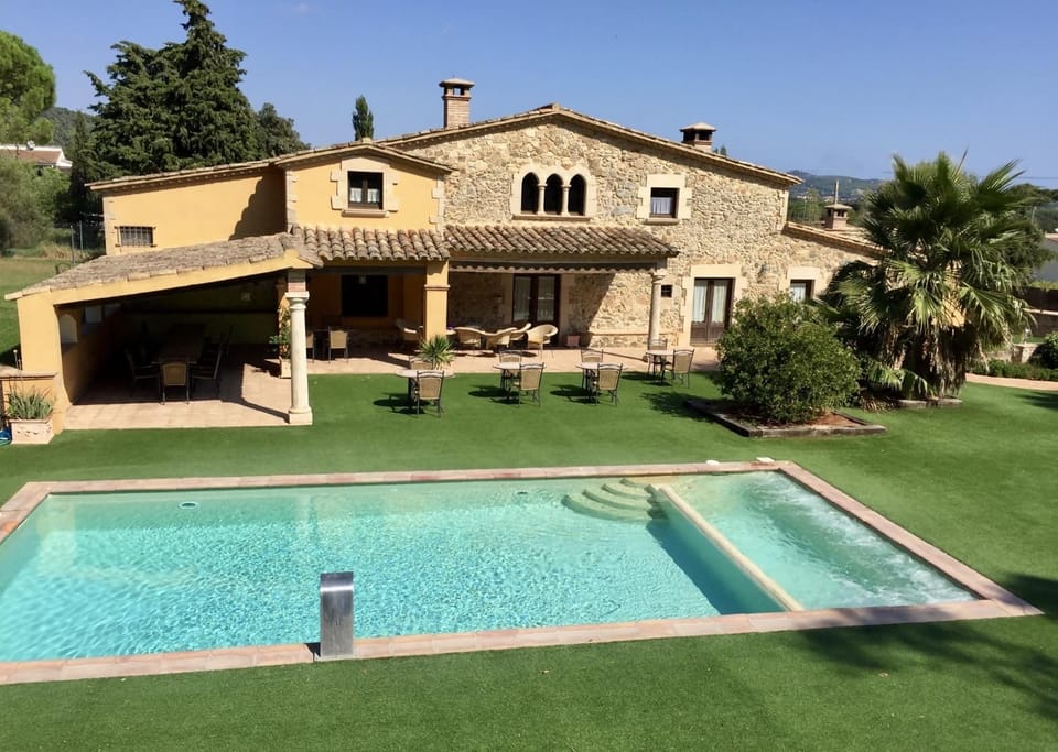 Property building, Natural landscape, Dining area, Garden view, Pool view, Swimming pool, Swimming pool