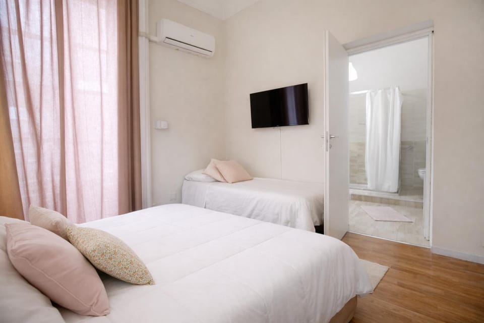 Bed, TV and multimedia, Photo of the whole room, Bedroom, towels, air conditioner