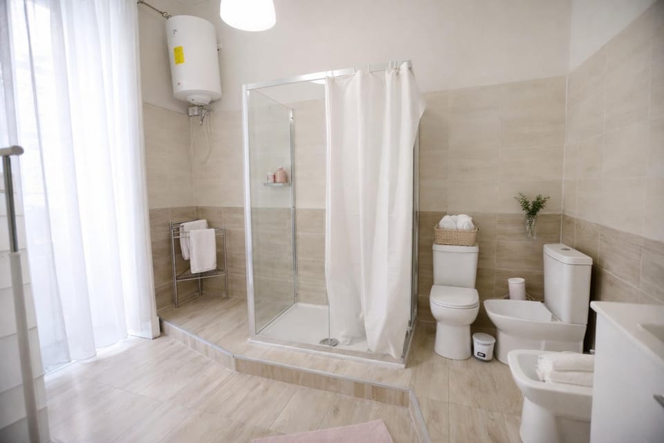 Shower, Toilet, Bathroom, Bath, bidet, towels