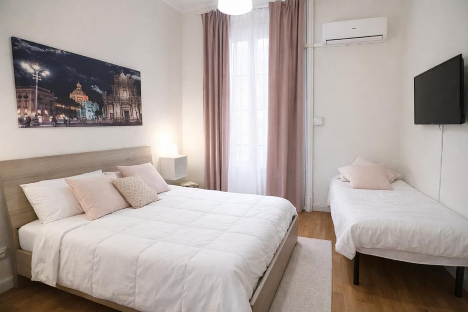 Communal lounge/ TV room, Bed, TV and multimedia, Photo of the whole room, Evening entertainment, Bedroom, air conditioner