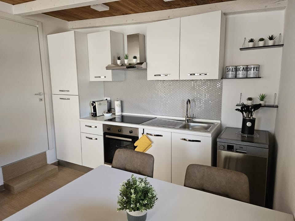 Coffee/tea facilities, Kitchen or kitchenette, Dining area, pet friendly, stove