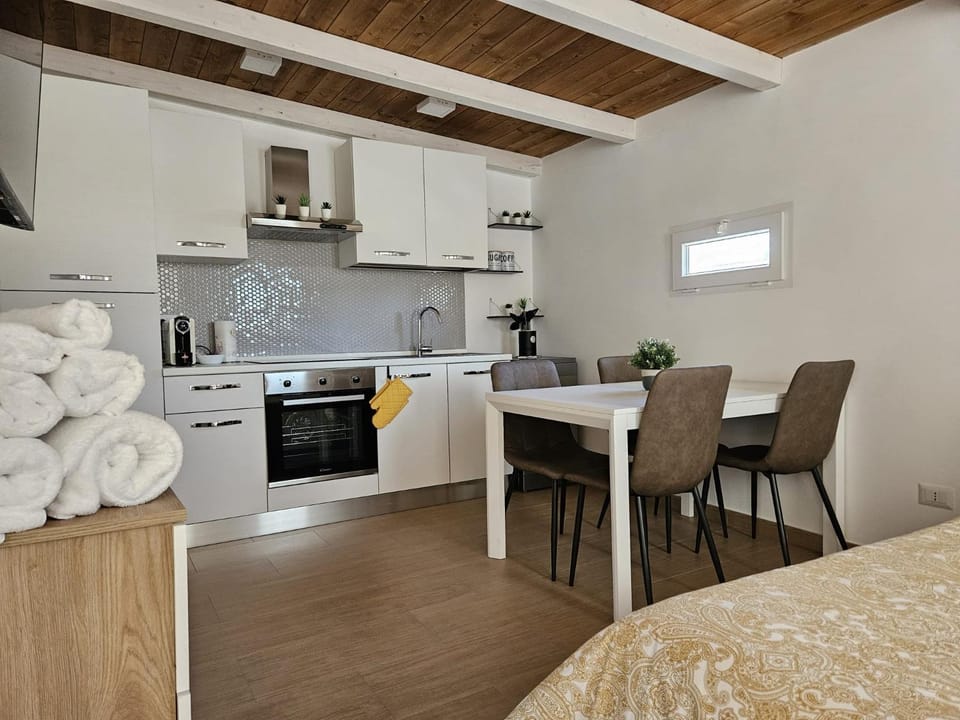 Kitchen or kitchenette, Dining area
