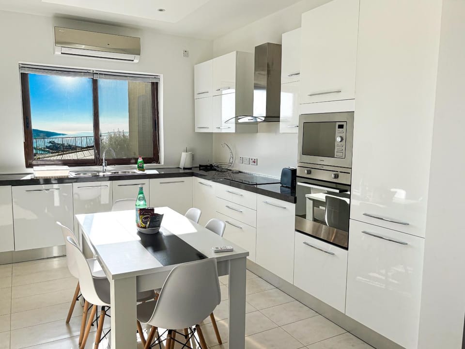 Dining area, kitchen