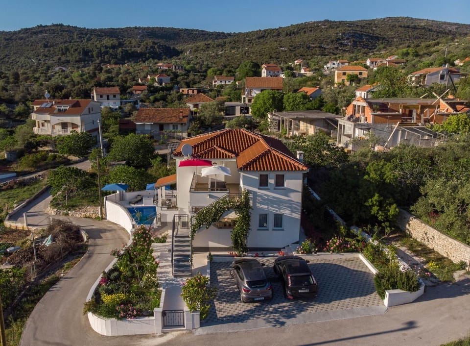 Neighbourhood, Bird's eye view