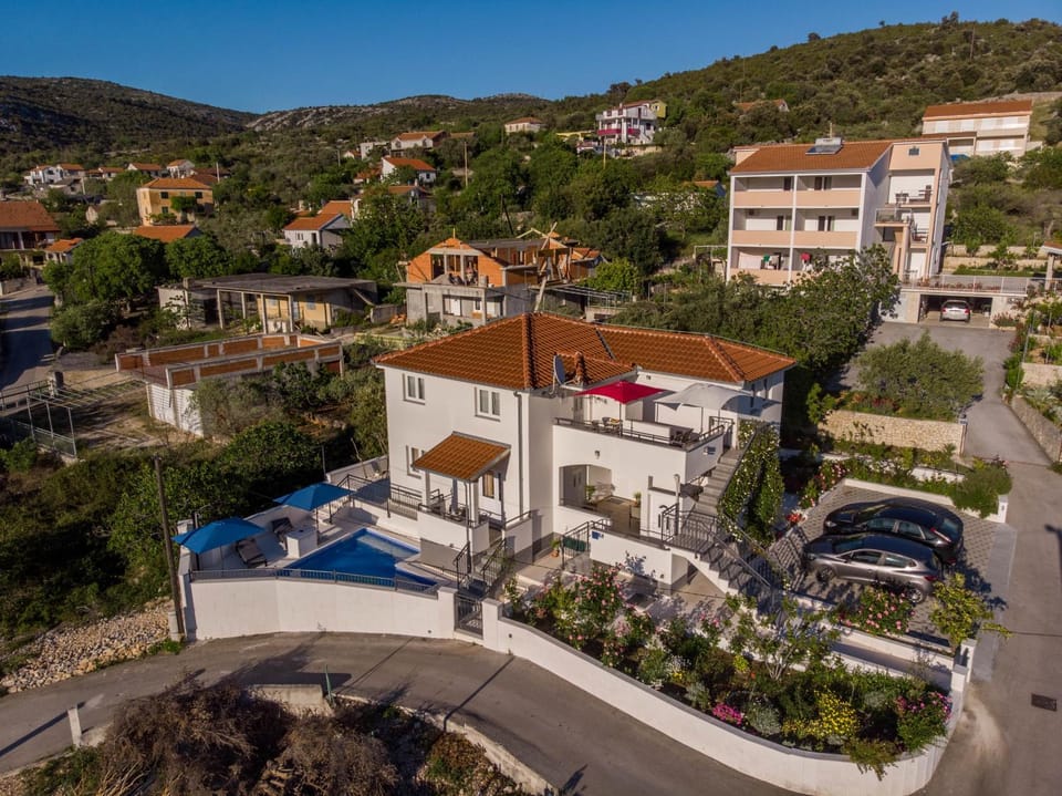 Neighbourhood, Bird's eye view