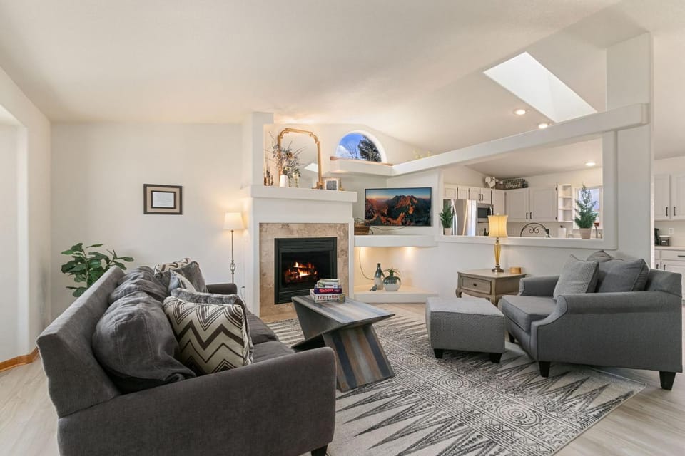 Charming Home with RV Parking - 30 miles from RMNP! House in Loveland