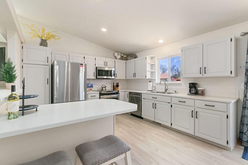 Charming Home with RV Parking - 30 miles from RMNP! House in Loveland