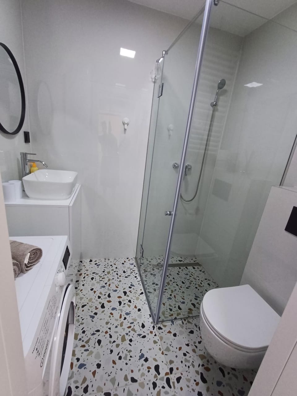 Shower, Toilet, Bathroom, towels, washing machine