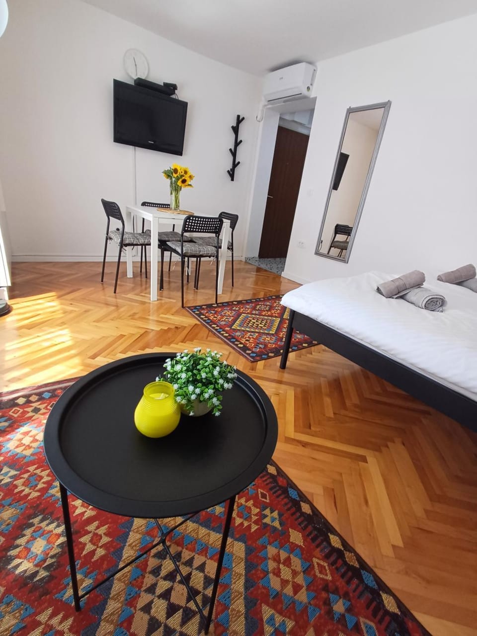 Bed, TV and multimedia, Living room, Seating area