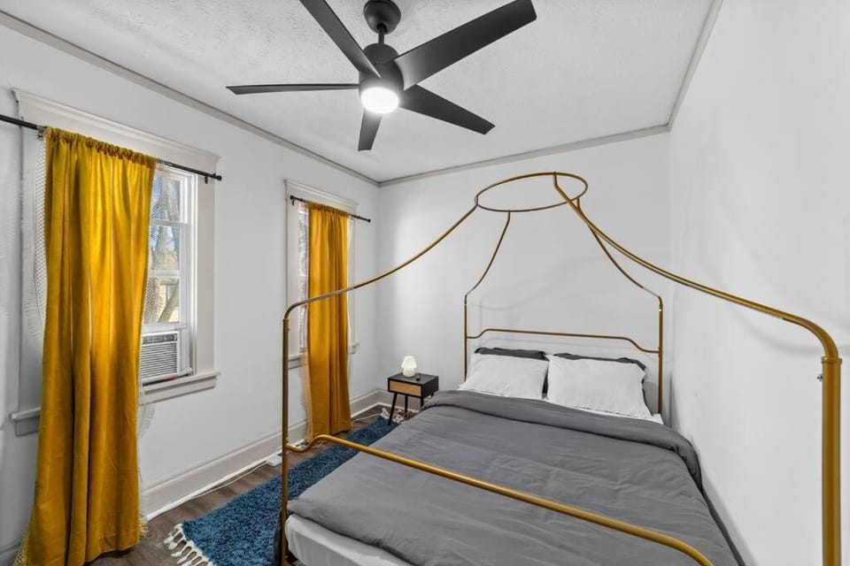 Pet Friendly 2BR in Little Italy # 3 Apartment in Cleveland Heights